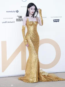 Dilraba Dilmurat and Guli Nazha Dazzle on the Red Carpet - image 12