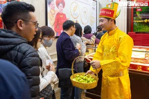 Hanoi Gold Shops Overwhelmed Ahead of God of Wealth Day - image 3