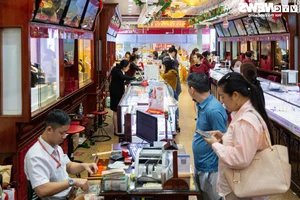 Hanoi Gold Shops Overwhelmed Ahead of God of Wealth Day - image 12