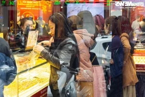 Hanoi Gold Shops Overwhelmed Ahead of God of Wealth Day - image 11