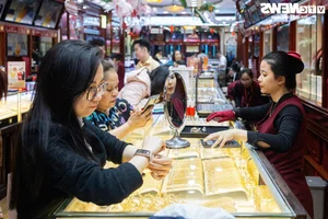 Hanoi Gold Shops Overwhelmed Ahead of God of Wealth Day - image 10