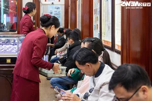Hanoi Gold Shops Overwhelmed Ahead of God of Wealth Day - image 1