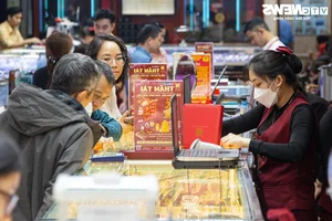 Hanoi Gold Shops Overwhelmed Ahead of God of Wealth Day - image 9