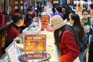 Hanoi Gold Shops Overwhelmed Ahead of God of Wealth Day - image 2
