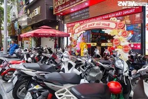 Hanoi Gold Shops Overwhelmed Ahead of God of Wealth Day - image 8