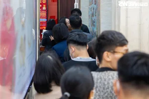 Hanoi Gold Shops Overwhelmed Ahead of God of Wealth Day - image 6