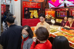 Hanoi Gold Shops Overwhelmed Ahead of God of Wealth Day - image 4