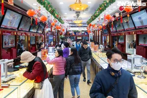 Hanoi Gold Shops Overwhelmed Ahead of God of Wealth Day - image 14
