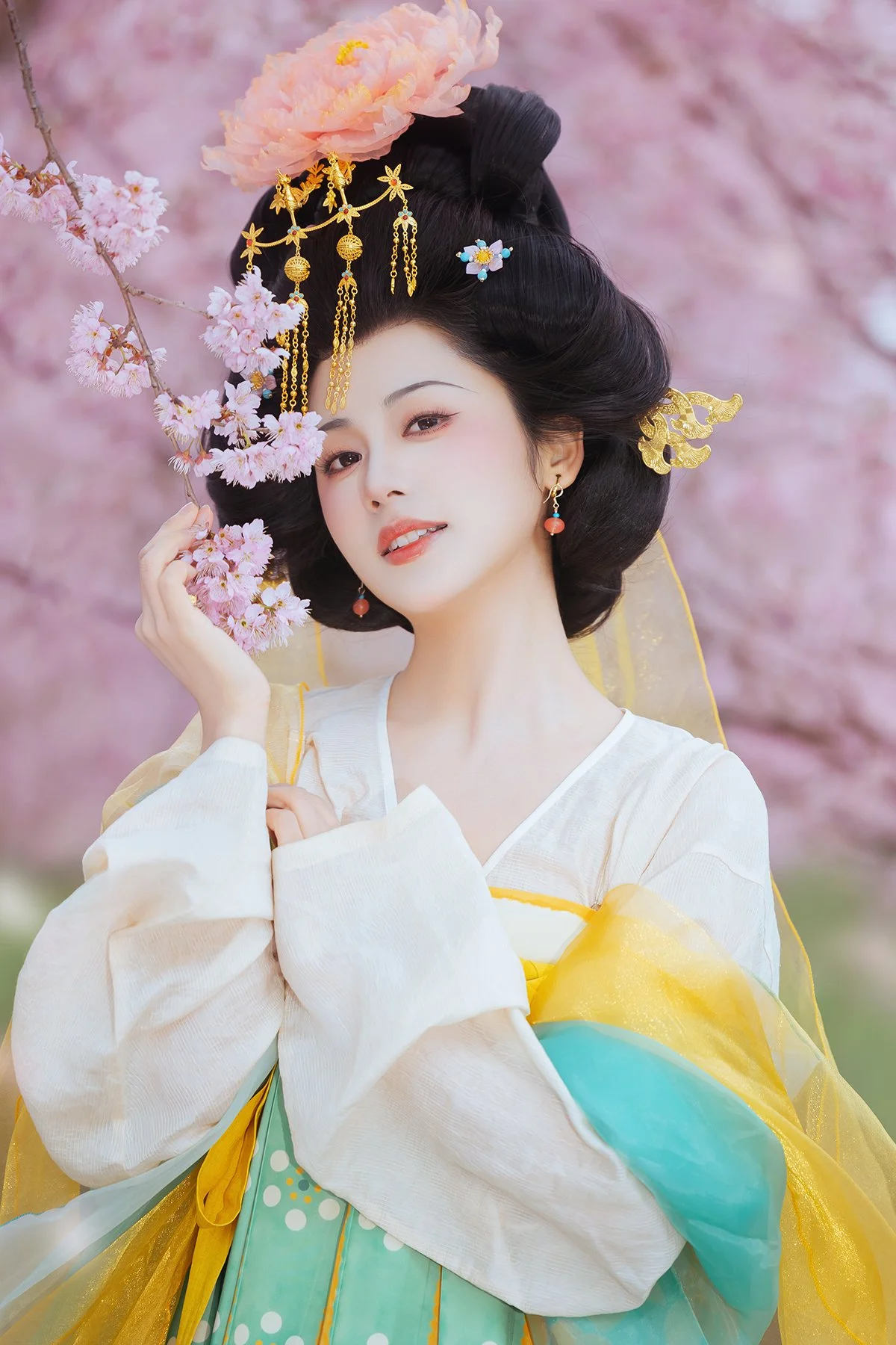 YiTuYu Vol.8745: Shi Yu Shi Ya – Captivating Hanfu Beauty Amidst Cherry Blossoms
