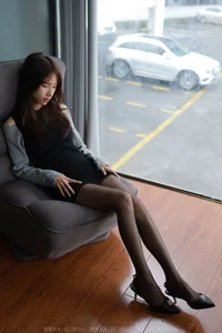 Mei Zi: Relaxed Elegance in Black Silk on the Sofa - image 15