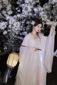 YiTuYu Vol.8782: Chu Yuan Yuan's Ethereal Beauty Amidst Cherry Blossoms Night - image 14
