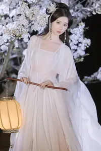 YiTuYu Vol.8782: Chu Yuan Yuan's Ethereal Beauty Amidst Cherry Blossoms Night - image 1