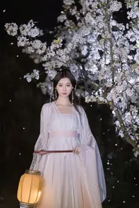 YiTuYu Vol.8782: Chu Yuan Yuan's Ethereal Beauty Amidst Cherry Blossoms Night - image 7