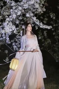 YiTuYu Vol.8782: Chu Yuan Yuan's Ethereal Beauty Amidst Cherry Blossoms Night - image 12