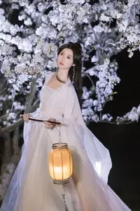 YiTuYu Vol.8782: Chu Yuan Yuan's Ethereal Beauty Amidst Cherry Blossoms Night - image 15
