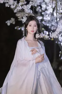 YiTuYu Vol.8782: Chu Yuan Yuan's Ethereal Beauty Amidst Cherry Blossoms Night - image 8