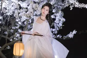 YiTuYu Vol.8782: Chu Yuan Yuan's Ethereal Beauty Amidst Cherry Blossoms Night - image 10