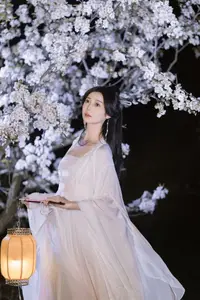 YiTuYu Vol.8782: Chu Yuan Yuan's Ethereal Beauty Amidst Cherry Blossoms Night - image 6