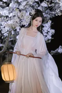 YiTuYu Vol.8782: Chu Yuan Yuan's Ethereal Beauty Amidst Cherry Blossoms Night - image 3