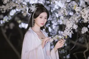 YiTuYu Vol.8782: Chu Yuan Yuan's Ethereal Beauty Amidst Cherry Blossoms Night - image 11