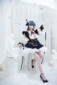 Coser Tomoyo-chan as Azur Lane's Cheshire: Captivating charm and sweet allure. - image 2