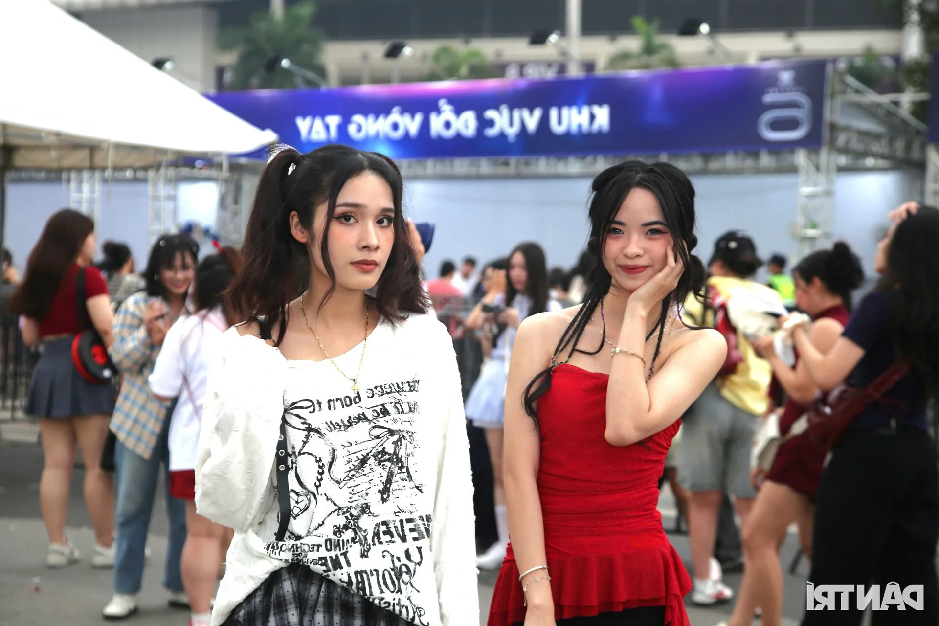 Concert Fashion Trends: Stunning Fan Styles at Anh Trai Say Hi
