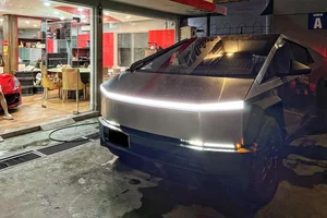 The Tesla Cybertruck 2024 Makes a Stunning Debut on the Streets of Vietnam - image 5