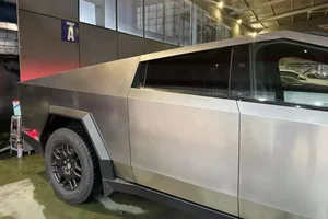 The Tesla Cybertruck 2024 Makes a Stunning Debut on the Streets of Vietnam - image 2