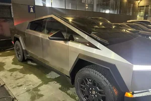 The Tesla Cybertruck 2024 Makes a Stunning Debut on the Streets of Vietnam - image 4