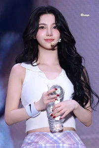 Stunning Beauty Nominated for World’s Most Beautiful Faces After Raising 889 Billion VND - image 3