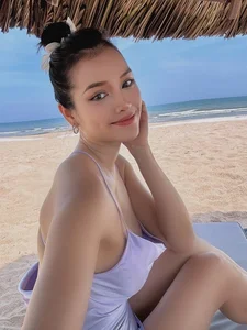 Phuong Trinh Jolie Radiant Maternity Style During Third Pregnancy - image 1