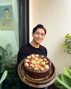 Handsome Bachelor Chef Visited by Famous Female Celebrity at His Restaurant - image 13