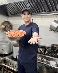 Handsome Bachelor Chef Visited by Famous Female Celebrity at His Restaurant - image 14