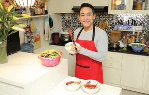 Handsome Bachelor Chef Visited by Famous Female Celebrity at His Restaurant - image 9
