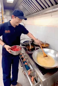Handsome Bachelor Chef Visited by Famous Female Celebrity at His Restaurant - image 8