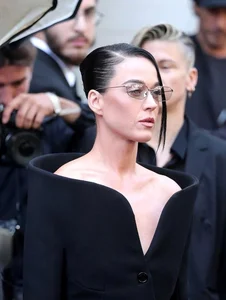 Katy Perry Stuns Fans with Dramatic Weight Loss and Radiant New Look: A Complete Style Transformation - image 4