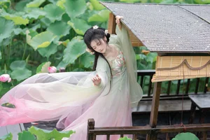 YiTuYu Art Language Vol.9556 Chi Yan Zai Zhe Li Aesthetic Photo Gallery - image 1