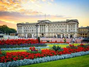 Explore the World's Top 5 Most Beautiful Houses: From Modern Architectural Marvels to Luxurious Coastal Mansions and Iconic European Estates - image 5