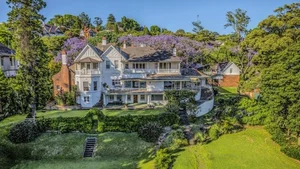Explore the World's Top 5 Most Beautiful Houses: From Modern Architectural Marvels to Luxurious Coastal Mansions and Iconic European Estates - image 3