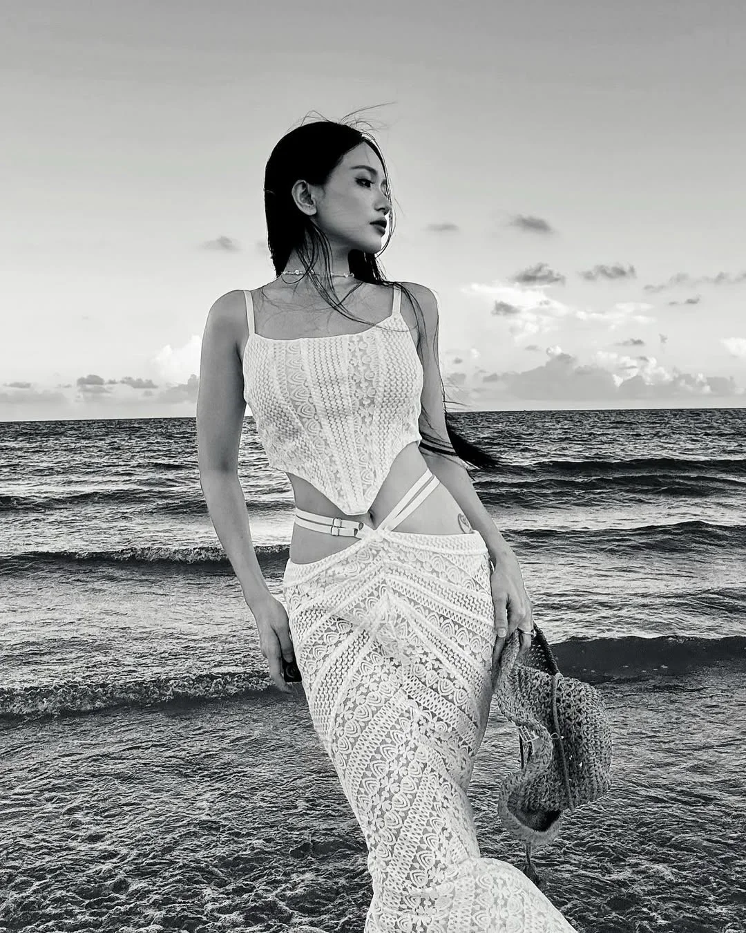 Si Thanh Stuns in Bold Sheer Dress Design for Glamorous Red Carpet Look