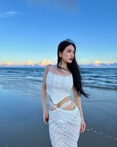 Si Thanh Stuns in Bold Sheer Dress Design for Glamorous Red Carpet Look - image 0