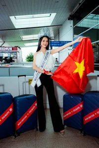 Bui Quynh Hoa Miss Universe Departure: Elegant Fashion and Multi-Million Dollar Crown - image 4