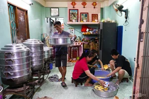 Inside a 50-Year-Old Traditional Chinese Bakery Preparing for Lunar New Year - image 2