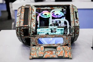Unique Custom PC Builds: Where High-Tech Engineering Meets Artistic Design - image 2
