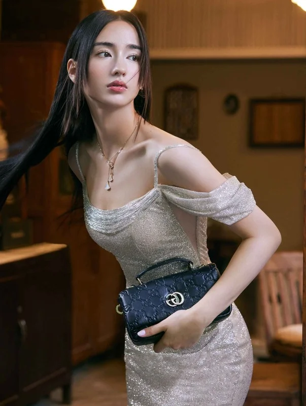 Gen Z Chinese Influencer Captivates Fans with Surreal AI-Like Visuals and Aesthetic Fashion