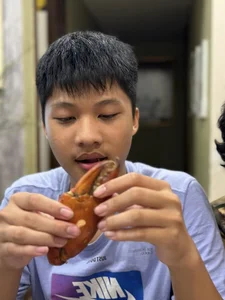 MC Tran Quang Minh’s Giant Crab Discovery Sparks Fun Social Media Buzz Among Famous Colleagues - image 9