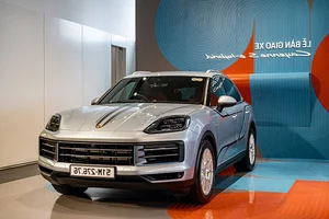 The Rise of Elite Hybrid SUVs: Inside the Porsche Cayenne S E-Hybrid - image 3