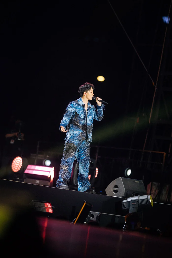 Hoang Dung Delivers an Unforgettable Performance for 10,000 Fans