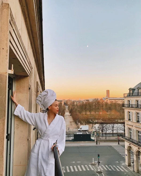 Vbiz Miss Queen Captivates Fans with Sensual Bathrobe Look in Intimate Setting