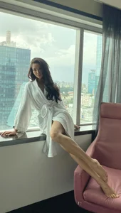 Vbiz Miss Queen Captivates Fans with Sensual Bathrobe Look in Intimate Setting - image 5